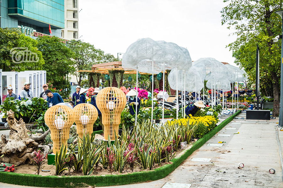 Thế Giới Đèn Gỗ - Dự án đường hoa Nguyễn Huệ Quận 1 2018 - 2